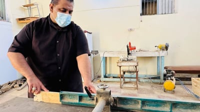 صور مبهرة لأعمال نزيل في سجن الحلة أتقن “النجارة” وسيعتاش عليها بعد خروجه