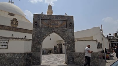 فيديو: الموصل تنقش القصائد على المساجد وتؤرّخ الإعمار بحساب “الجمّل”