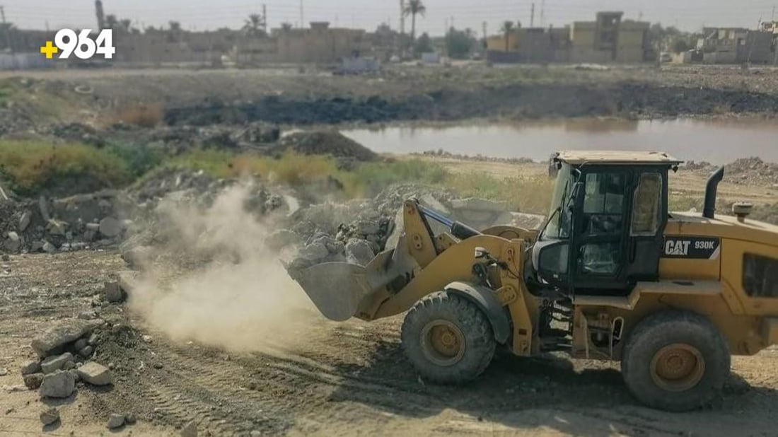 صور: العتبة الحسينية تدفن نهراً بين الغراف والدجيلي لبناء مسابح وملاعب في الكوت