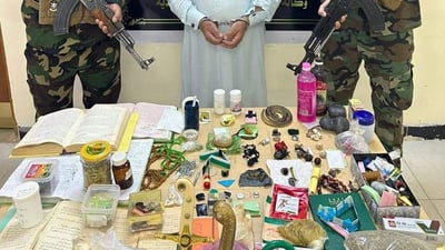 بحوزته سيوف وأحجار وماء ورد.. القبض على متهم يمارس السحر والشعوذة في الأنبار