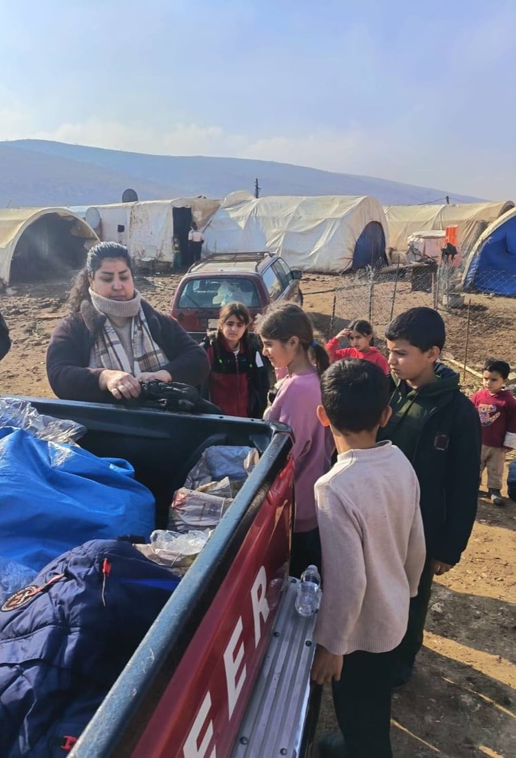 ژنە خۆبەخشێکی ئێزدی دیاری و هاوکاری گەیاندە منداڵە ئاوارەکانی کەمپی سەر چیای شنگال