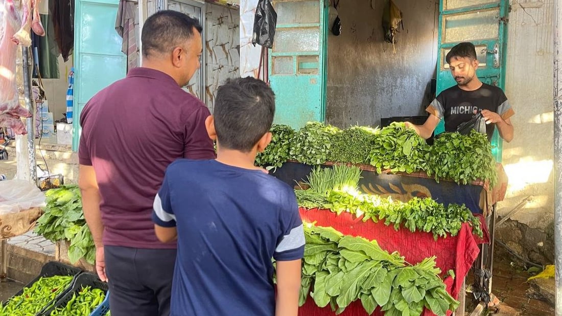 زبائن هيت يفضلون “خضرة أحمد”.. كلها من الحديقة باستثناء “الكرفس” (صور)