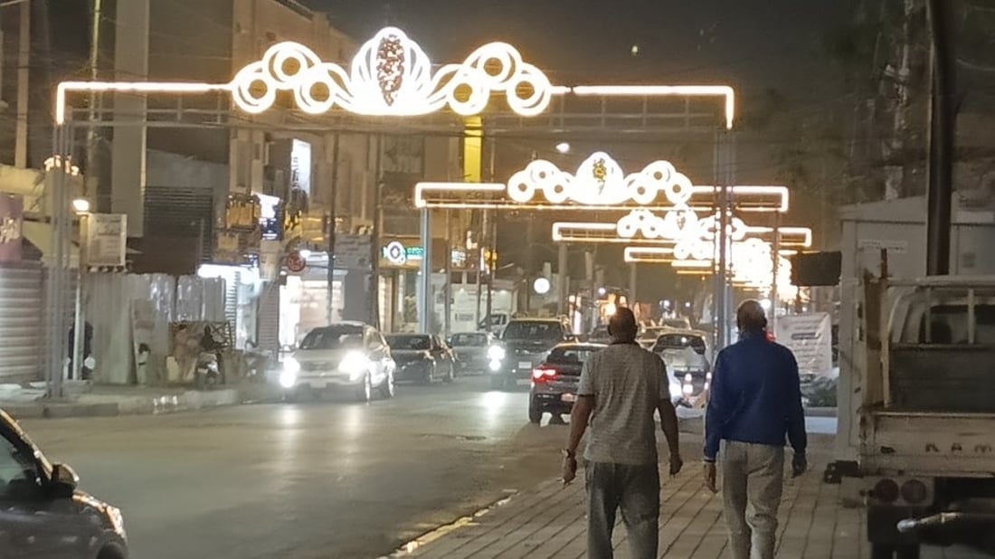 صور: إنارة شارع “الدامرچي” في العطيفية بالأقواس المعلقة