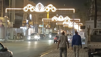 صور: إنارة شارع “الدامرچي” في العطيفية بالأقواس المعلقة