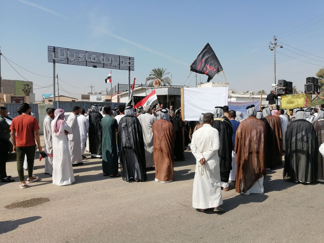 “لم نعد نحتمل العطش”.. تظاهرة غاضبة في المدحتية احتجاجاً على انقطاع المياه (صور)