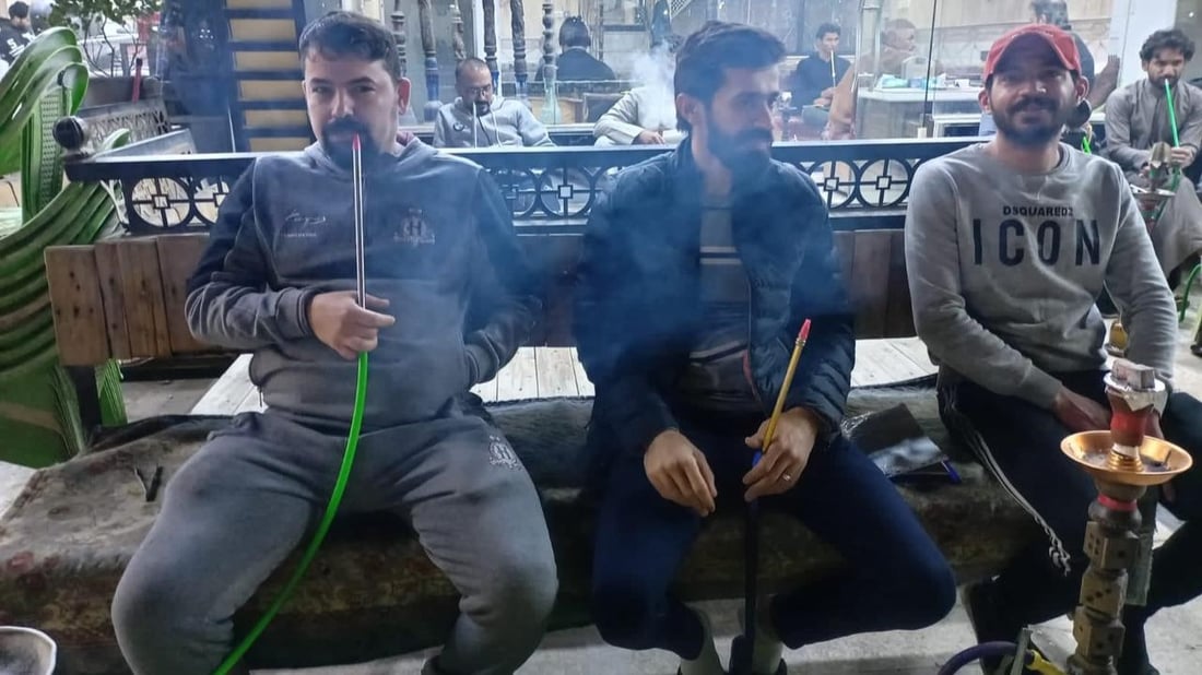 “عيطة” أشهر أسطة أراكيل في الزبير.. زبائنه تكفلوا بزواجه وأدمنوا خلطته! (صور)