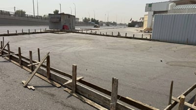 بلدية النجف تزيل “أساس موكب” بني على تبليط جديد في شارع ياحسين (صور)