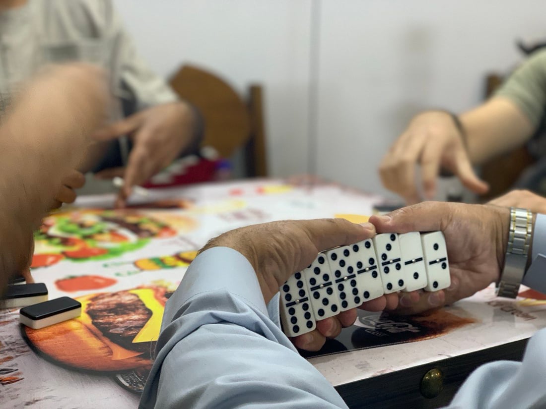 بغداد: مقهى “دلّة” في مجمع النجمة.. ركن للشباب أسسه مهندس ينتظر التعيين