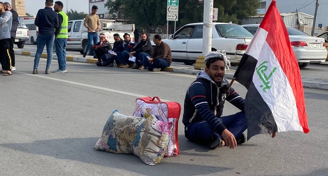 الناصرية: ببطانية ومخدة.. خريجون يعلنون اعتصاما مفتوحا “حتى التعيين” (صور)