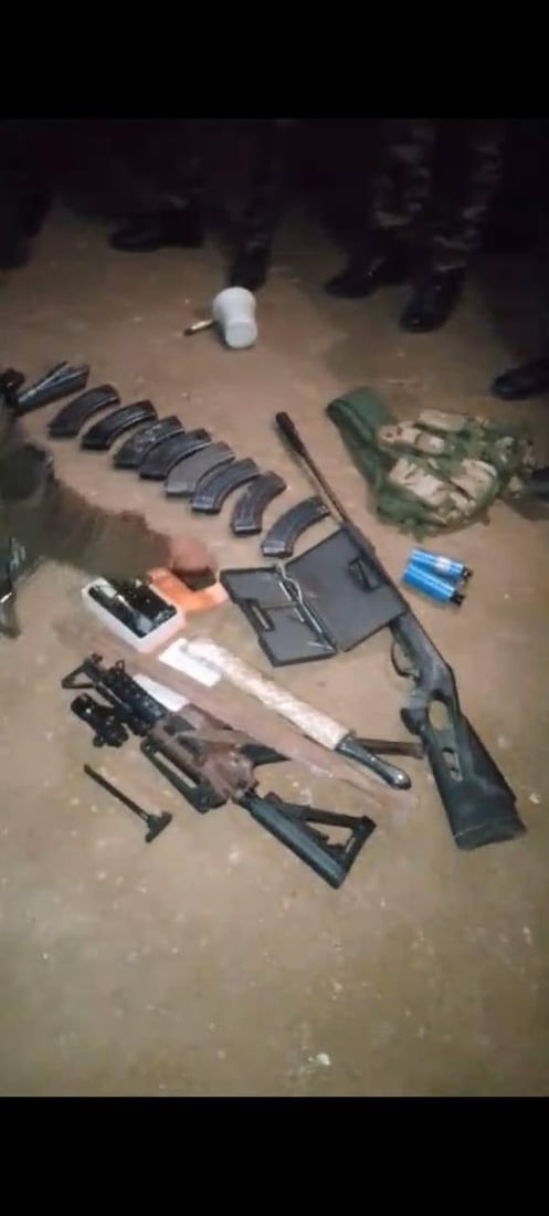 صور: الشرطة تداهم منازل مطلوبين في طويريج وتضبط أسلحة مختلفة