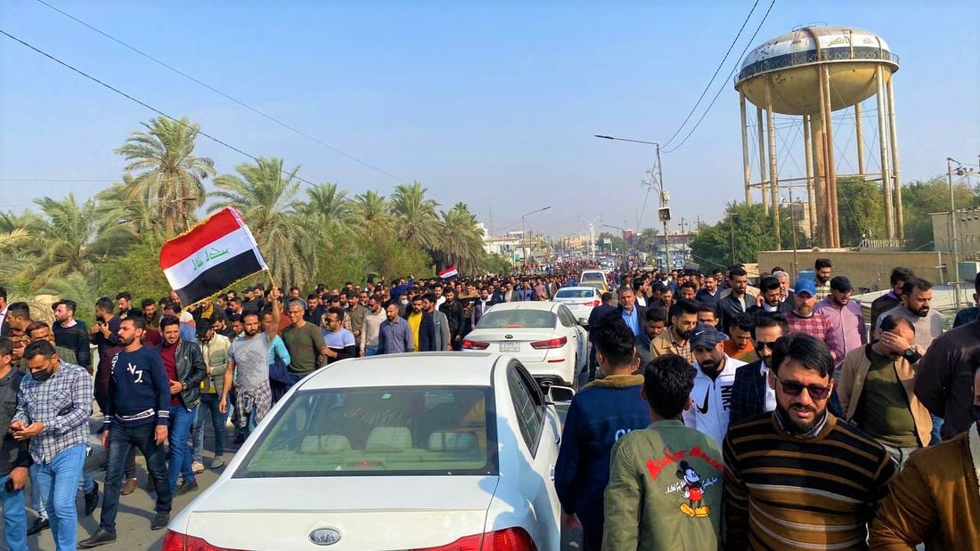 صور: بعد 3 أيام من الاعتصام.. محاضرو ذي قار يتركون خيامهم ويتوجهون إلى المحافظة