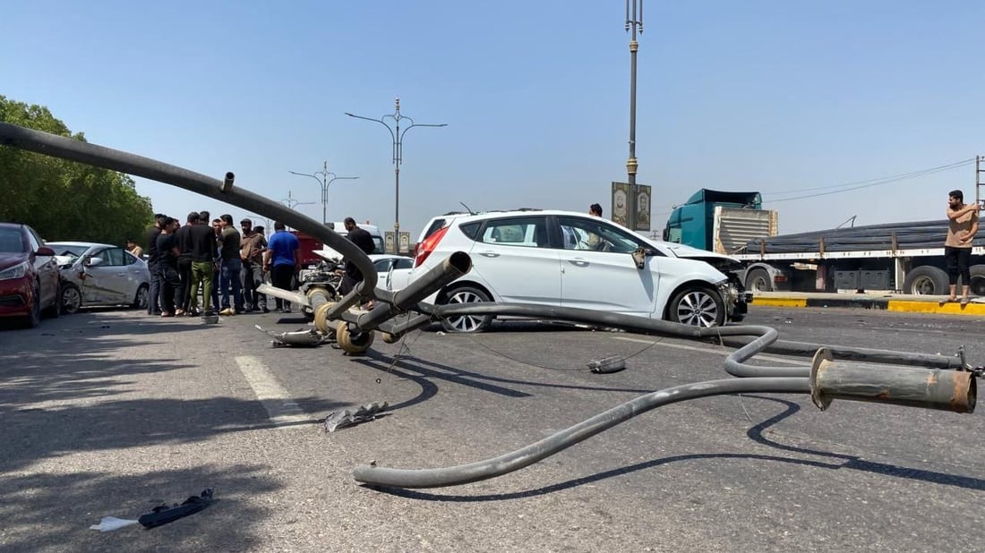 صور: 5 سيارات تحطمت.. تريلة متهورة تثير الفوضى في البصرة