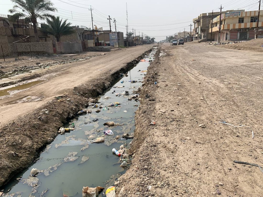 أبو غريب: مخلفات المجاري تحاصر أطفال “السكلات”.. والحلّ في “بوري 8 إنج” (صور)
