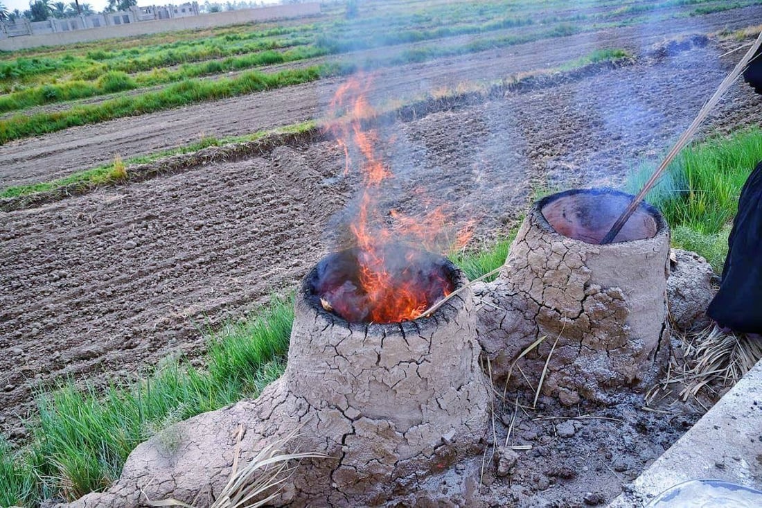 “تنور الطين” ما يزال دافئاً في طويريج.. الخبز للأهل والزائرين فقط (صور)