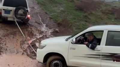 ئۆتۆمبێلێک لە چیایەکی سیدەکان گیریخواردووە