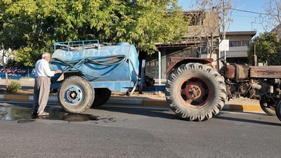 ماوەی 12 ساڵە لە کەرکوک لەسەر گیرفانی خۆی دار و درختەکان ئاو دەدات