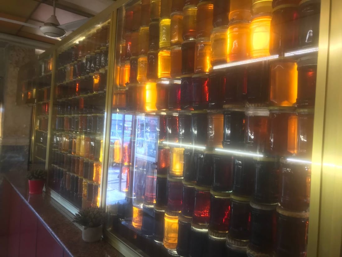 التشافي بالعسل يسحر البغداديين.. وطبيب مختص يفند الاعتقاد السائد