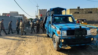 طعن طفله بسكين 26 مرة.. شرطة الطوز تبحث عن الأب الهارب