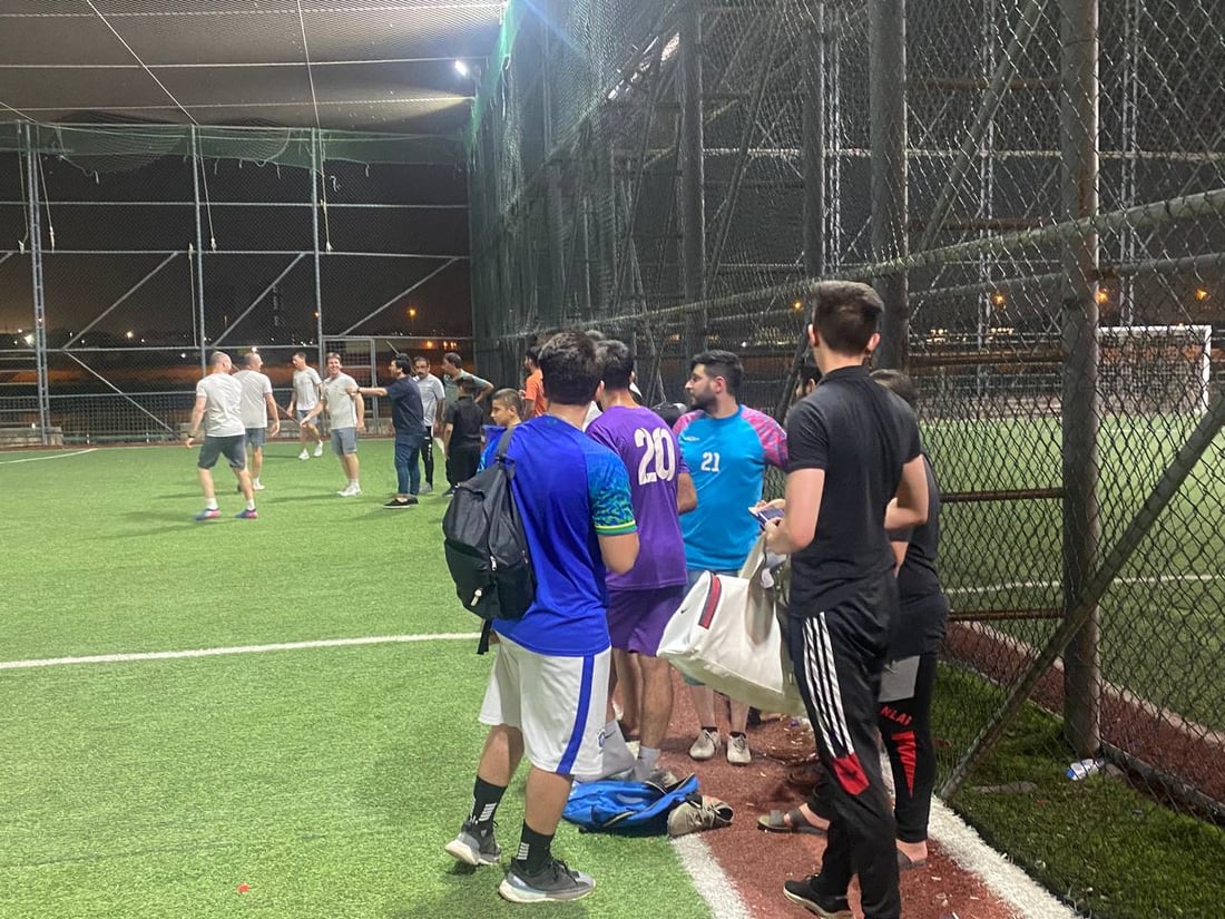 المدرب “كاساس” في زيارة مفاجئة إلى ملعب الشيخ عارف البصري.. وجمهور الكرادة يرحب