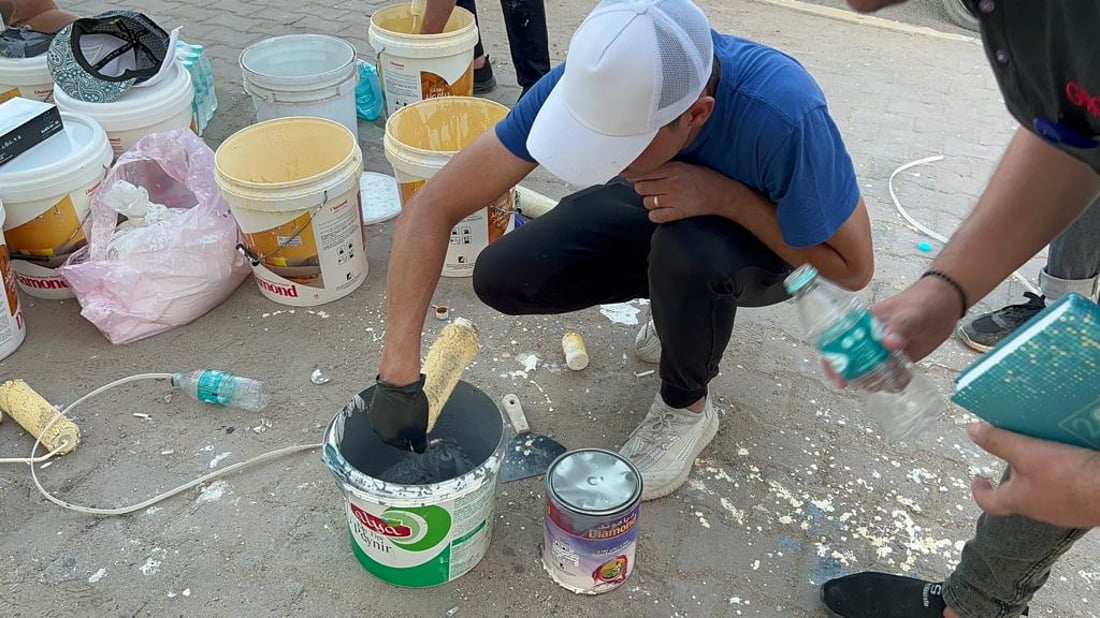 متطوعون عملوا بلا كلل واختاروا ألواناً جذابة.. مدارس الزبير أجمل الآن (صور)