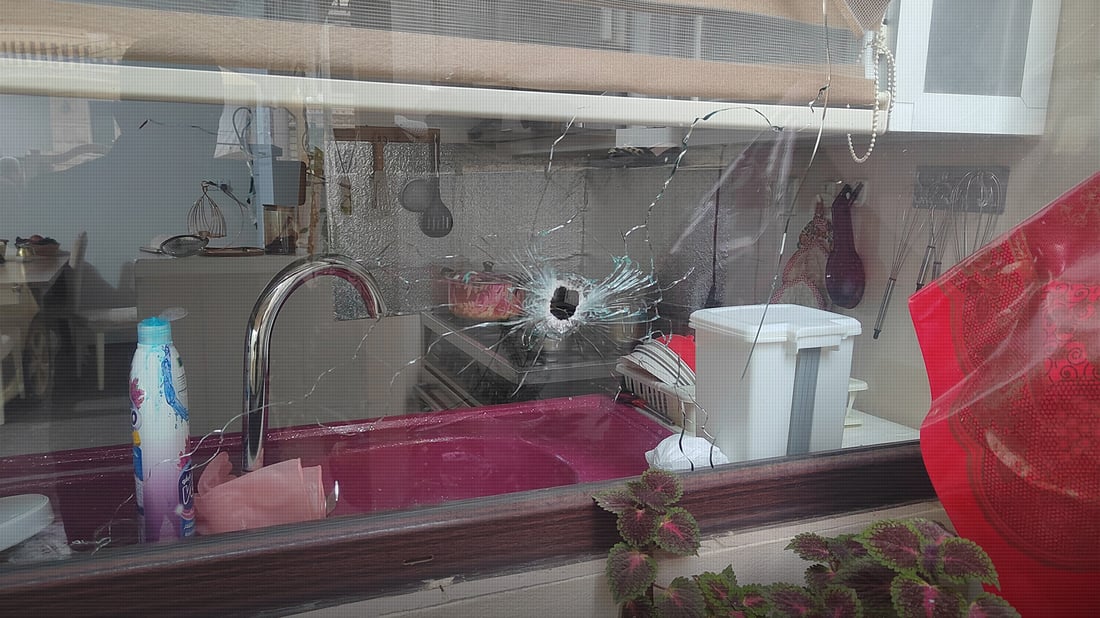 دیمەنی پەنجەرەیەکی ئەو ماڵەی کە دەستڕێژی گولەی لێکرا. وێنە:964