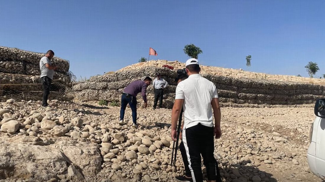 صور: متطوعان من خانقين يطلقان 2300 سمكة في سد الوند على أمل تكاثرها