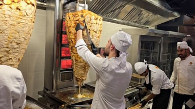 مصلاوي يوزع طن گص مجاناً.. “الخال” يتغزل بنوعين من العراق وسوريا