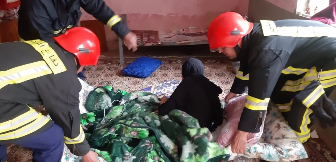 صور: إنقاذ امرأة مسنة بعد انهيار أجزاء من منزلها بسبب الأمطار في ميسان
