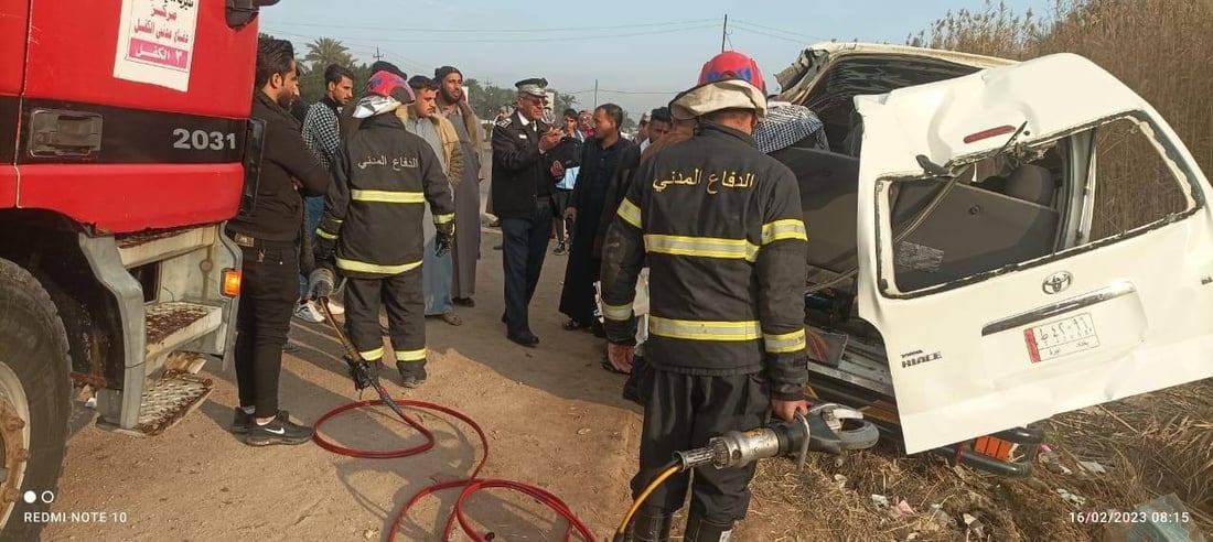 صور: الدفاع المدني ينتشل 3 جثث بعد انقلاب “باص” في بابل
