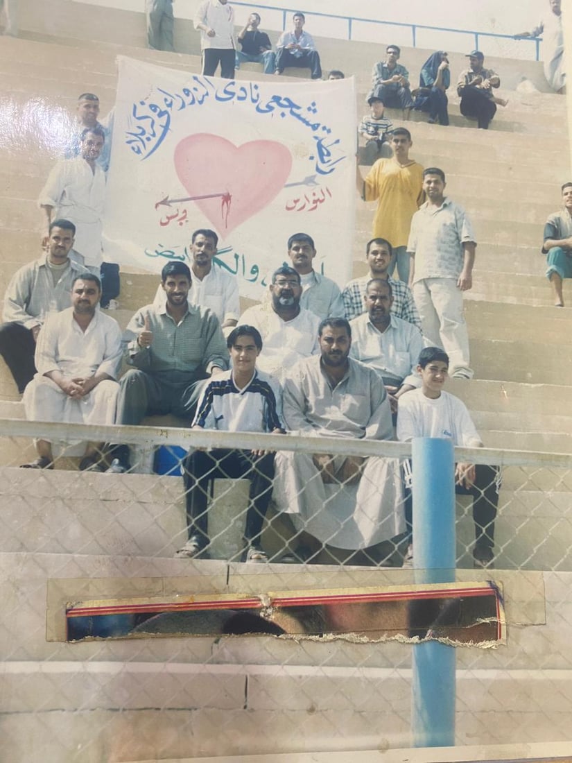 سطور من حياة عميد الزورائيين الراحل في كربلاء وصور من المقهى الشهير في العباسية