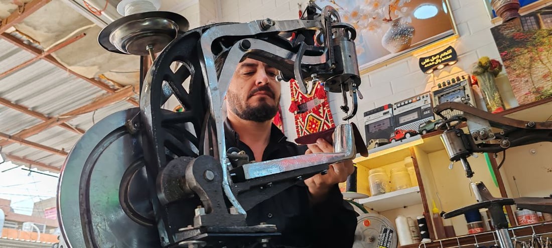 کۆنترین پینەدۆزى دوزخورماتوو بە قاچێکەوە کار دەکات