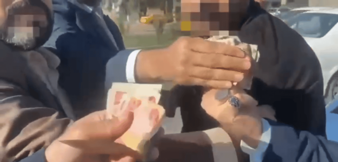 شاهد: لحظة اعتقال مسؤول في شركة نفط الشمال متلبساً بالرشوة