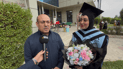 “لە چاوی مندا هەر منداڵەکەی جارانە”؛ باوکێک لە رۆژی دەرچوونی کچەکەی