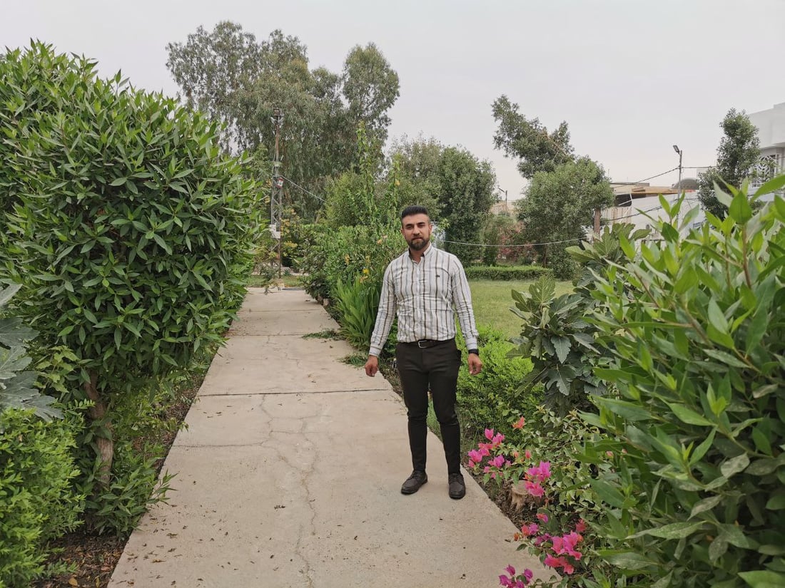 أعطى مفتاحاً لكل عائلة.. شاب كوفي ينشئ للجيران حديقة غنّاء ويحيطها بأبواب محكمة