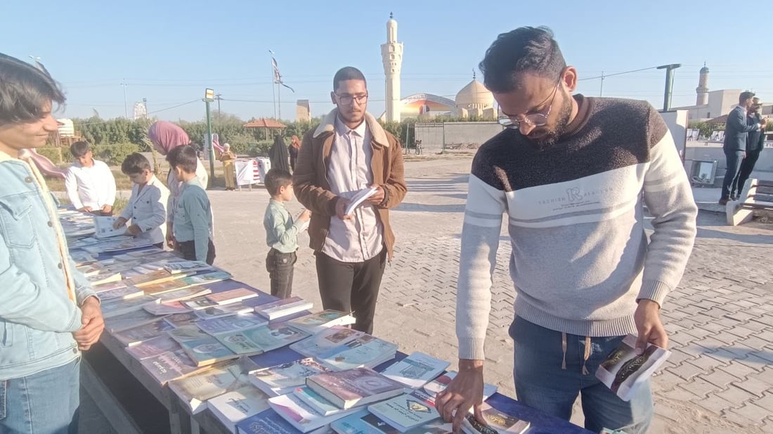 صور من أقصى العراق.. قراء الفاو يوزعون الكتب في الهواء الطلق