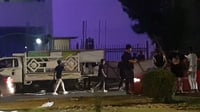 فيديو من شارع فلسطين: مجموعة شباب تمزّق لافتات دعائية ل...
