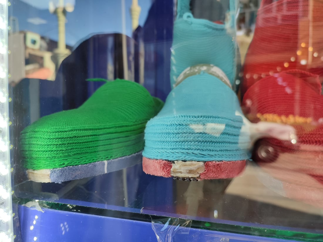 “الأحمر والأسود” مفضل للنساء.. “الكيوة والكلاش” تتجاوز رجال السليمانية (صور)