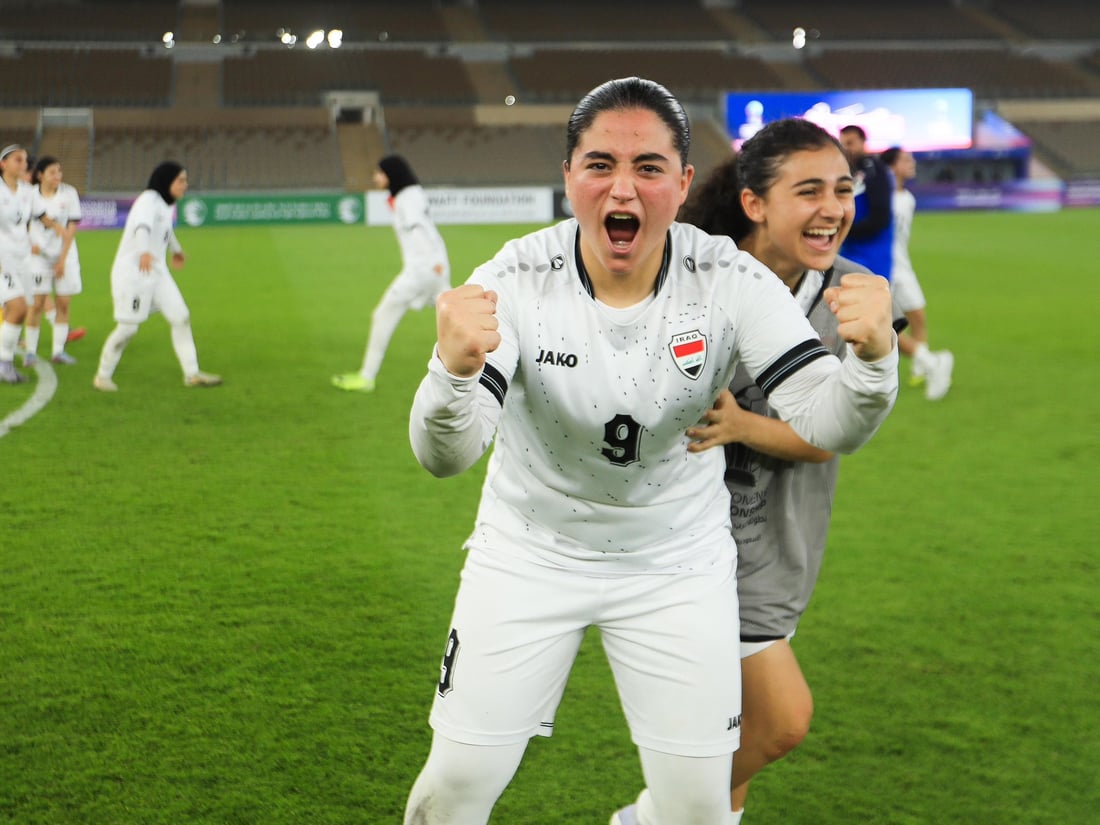 صور مفرحة من ملعب جدة.. سيدات العراق يحتفلن بالمركز الثالث لبطولة غرب آسيا