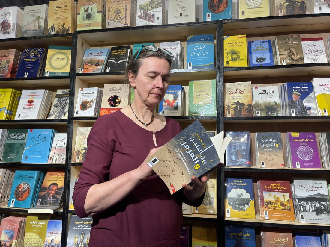 سؤال أوربي حول النجف.. ألمانية في معرض الكتاب: دهشة أنكم تحبون أدب العالم!