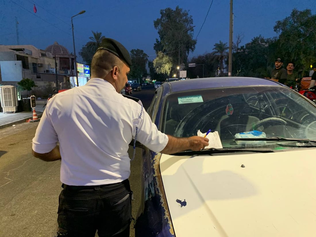 شرطي مرور حائر بـ “فوضى الأربع شوارع” وسط بغداد: نحن في “ورطة” (صور)