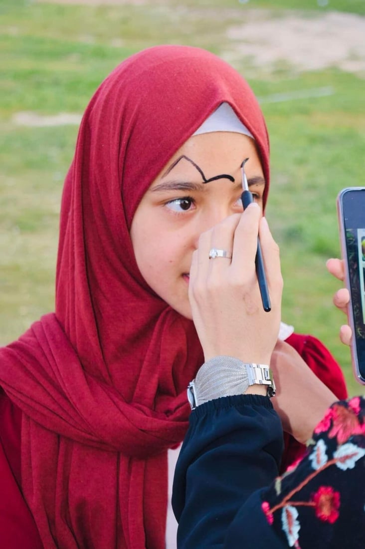 صور: أيتام بعقوبة نظفوا المنتزه وزرعوا الشتلات وشاركوا في إفطار جماعي