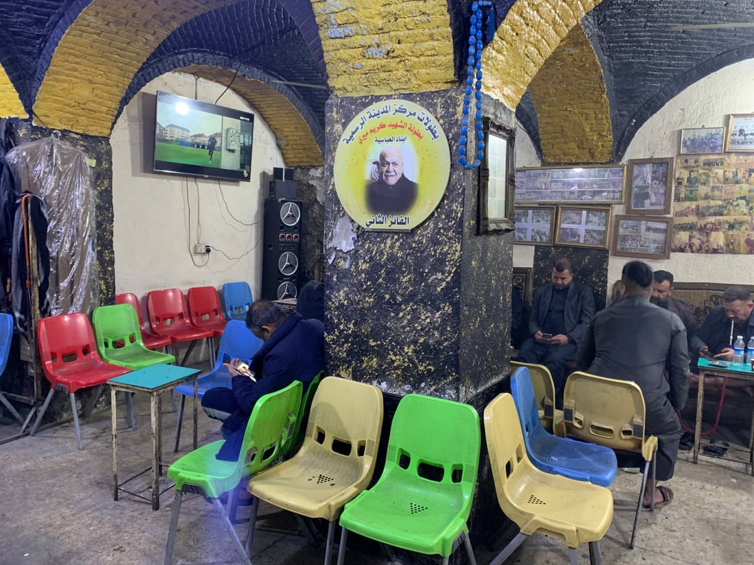 سطور من حياة عميد الزورائيين الراحل في كربلاء وصور من المقهى الشهير في العباسية