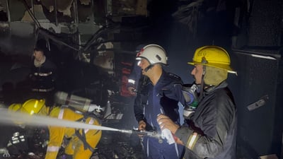حريق يلتهم بناية تجارية في النجف.. الدفاع المدني طوق النيران وسيطر على الموقف