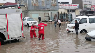 صور من العاصمة.. الدفاع المدني يشارك البلدية في مواجهة الفيضانات