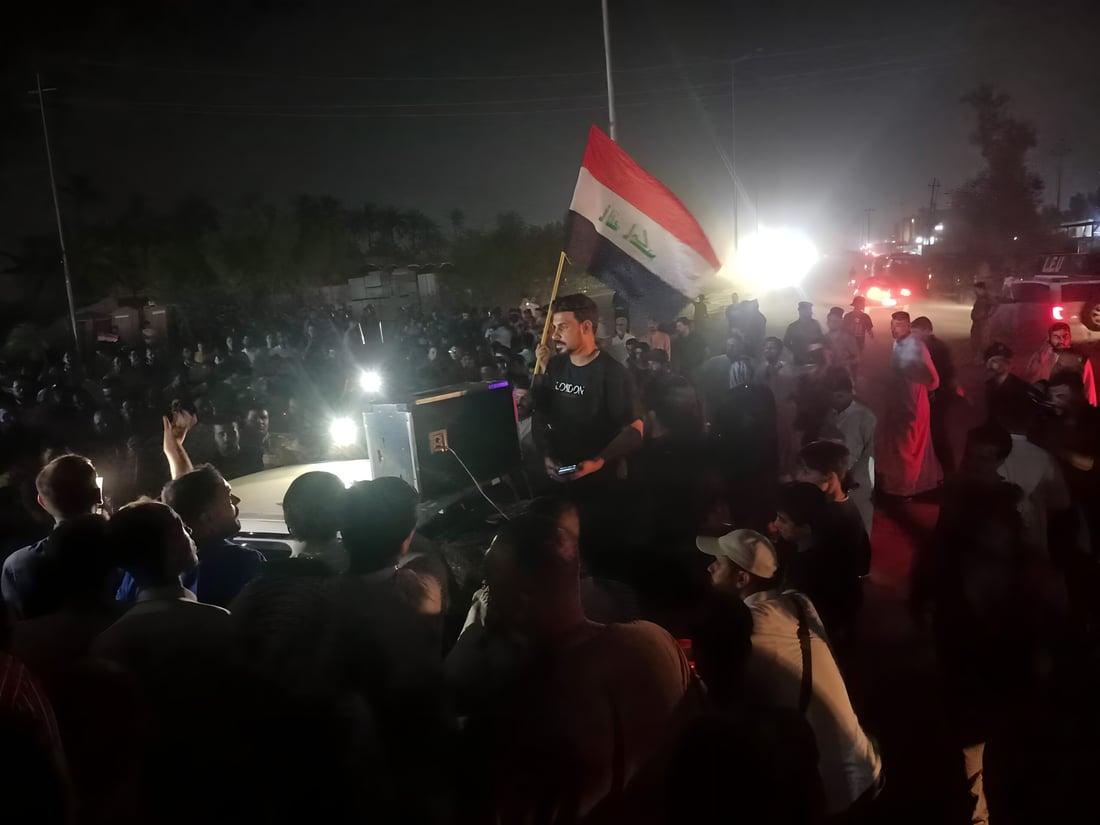 صور ليلية: المتظاهرون عزلوا الديوانية عن النجف بالنار.. المحافظ يتصل ويطلب مهلة