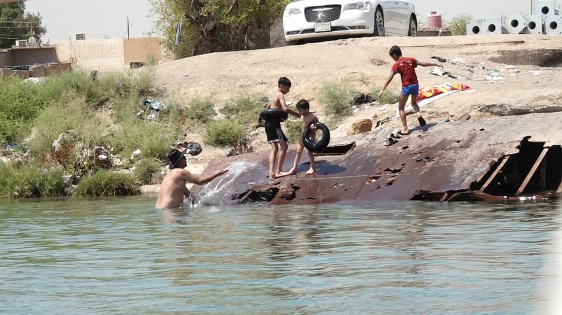 شاهد: 20 زورقاً تجوب شط العرب لمنع السباحة.. إنه نهر عميق وأمواجه عالية
