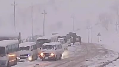 Dozens of tourist buses stranded on Hassan Beg Mountain