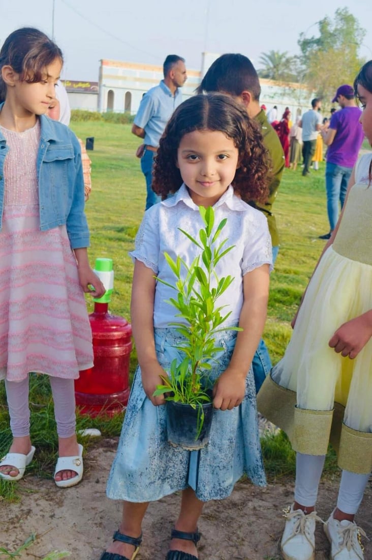 صور: أيتام بعقوبة نظفوا المنتزه وزرعوا الشتلات وشاركوا في إفطار جماعي