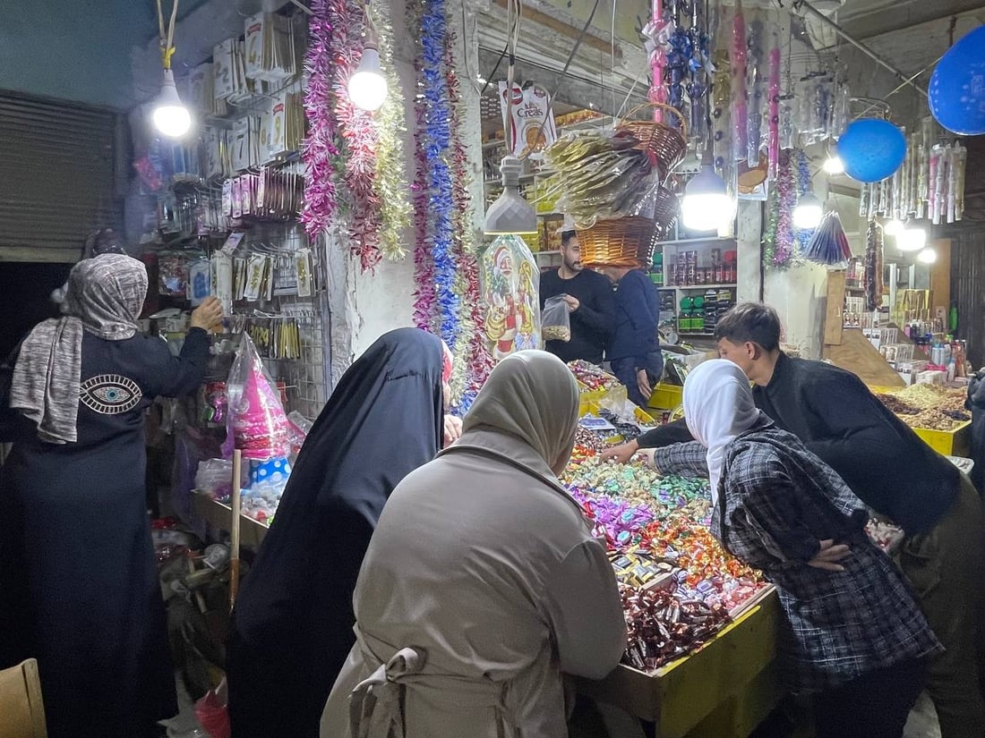 صور: نساء ديالى في سوق بعقوبة القديم وفاءً لنذر “زكريا” وطلباً للذرية