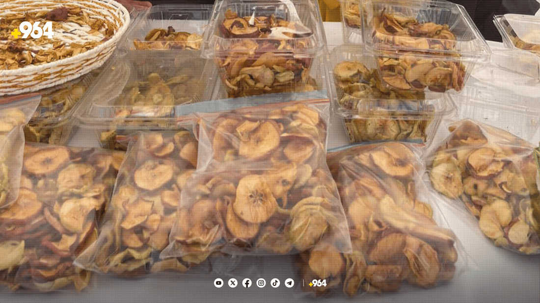 جوتیارێك له‌ سێوی بەرواری باڵا چپس دروست ده‌كات